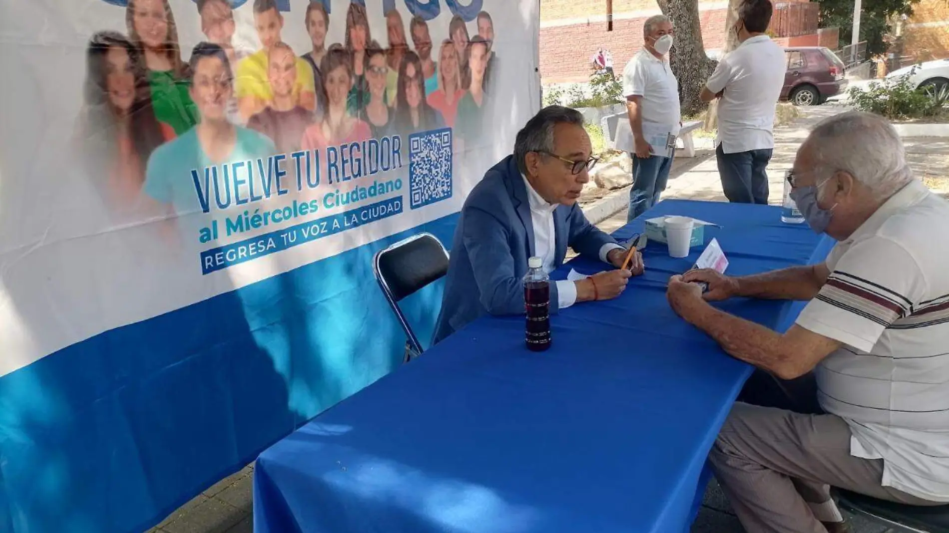 Fernando Garza con vecinos de Fidel Velázquez